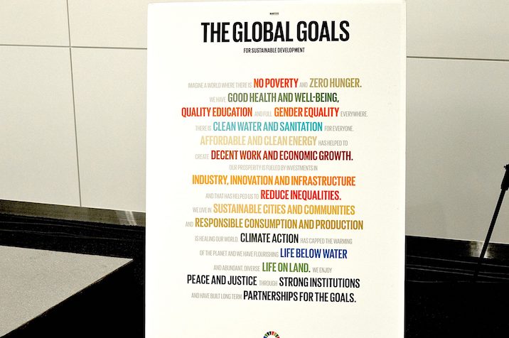 会場に置かれていたボードには、SDGsの17ゴールをつなげた文章が。SDGsが達成された2030年をバックキャスティングできるように構成されています。